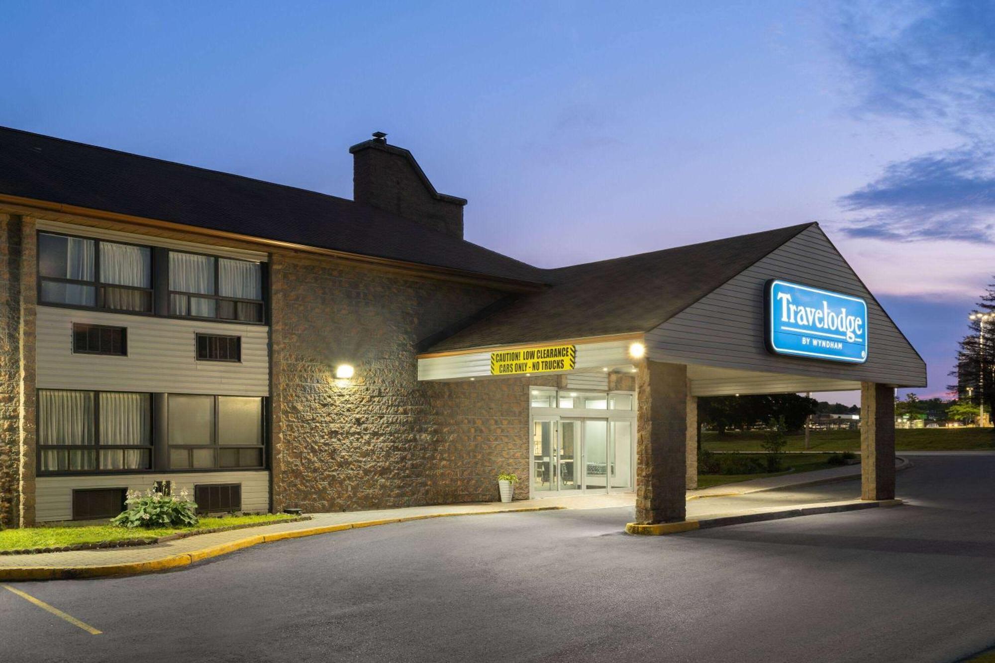 Travelodge By Wyndham Barrie Bagian luar foto